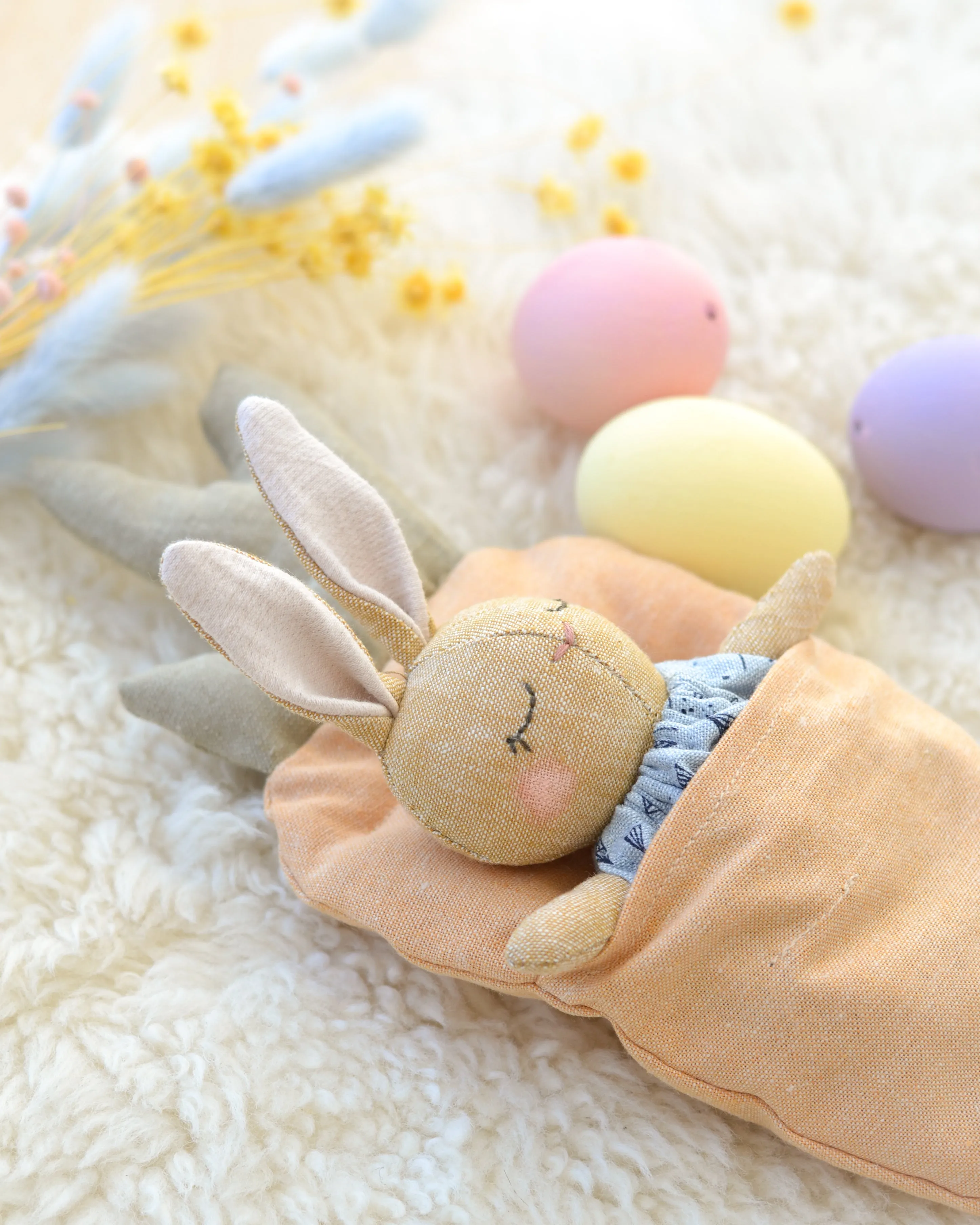 Mini bunny and carrot-shaped bed